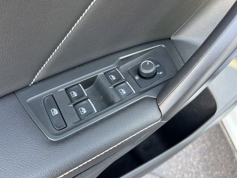 Used 2023 Volkswagen Tiguan SE image 29