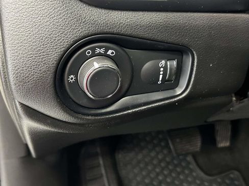 Used 2023 Jeep Renegade Latitude AWD/4WD image 18