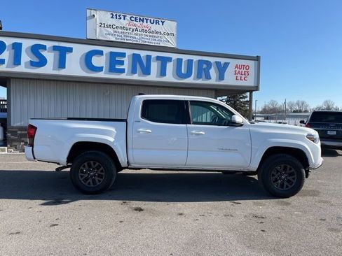 Used 2023 Toyota Tacoma SR5 w/ Technology Package AWD/4WD image 17