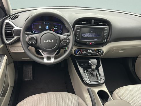Used 2025 Kia Soul LX w/ LX Technology Package FWD image 10