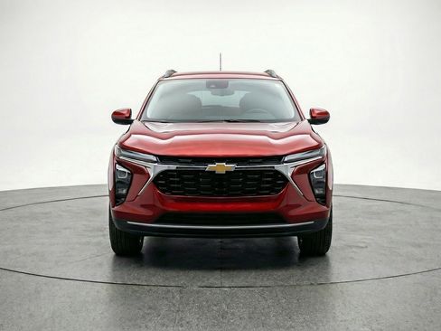 Used 2025 Chevrolet Trax LT image 2