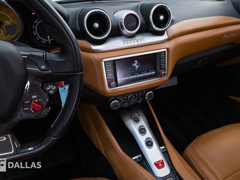 Used 2017 Ferrari California T RWD image 38