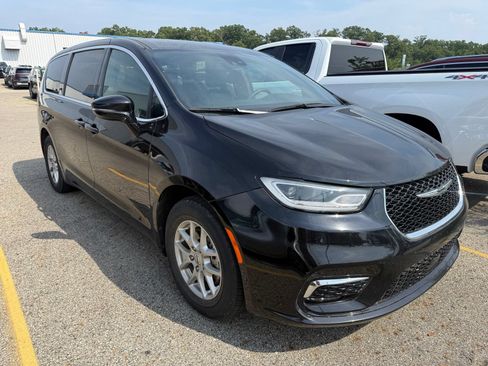 Used 2025 Chrysler Pacifica Select FWD image 1