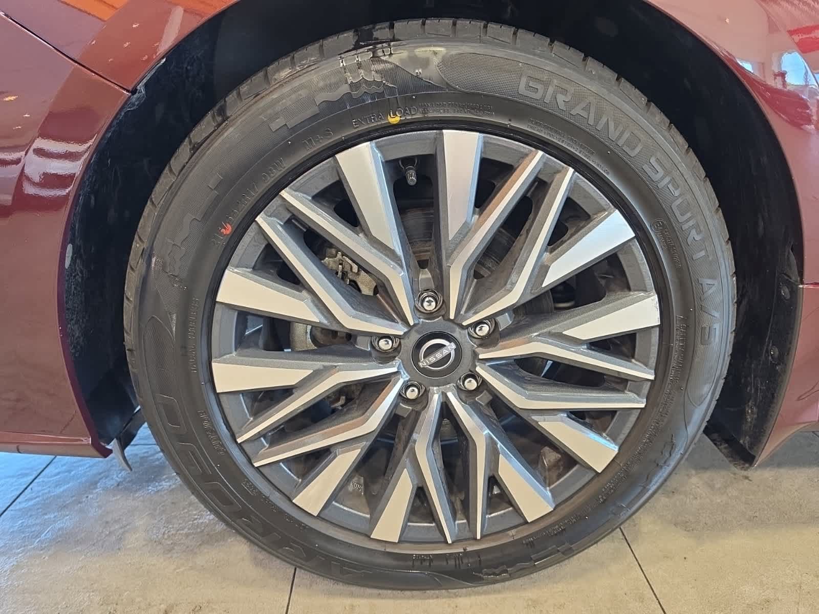 Used 2025 Nissan Altima 2.5 SV FWD image 12