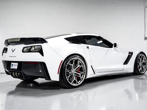 Used 2015 Chevrolet Corvette Z06 w/ 3LZ Preferred Equipment Group image 3