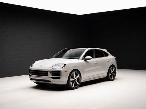 Used 2025 Porsche Cayenne Turbo image 4