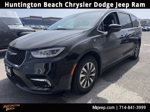 Used 2024 Chrysler Pacifica Select image 1