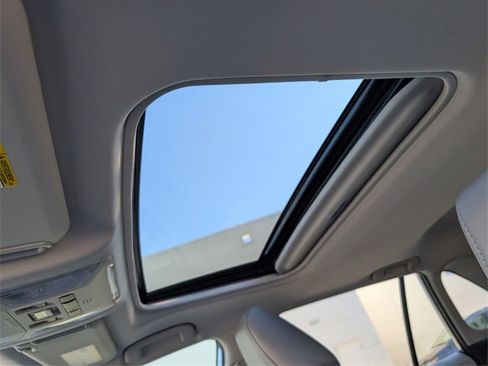 Used 2021 Toyota RAV4 XLE Premium image 17