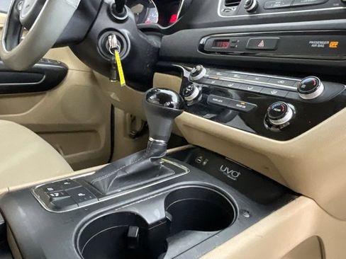 Used 2016 Kia Sedona LX w/ LX Convenience Package image 18