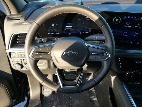 Used 2025 Chevrolet Suburban RST image 18