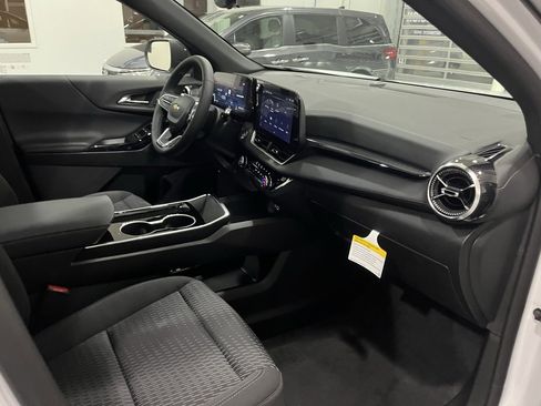 New 2025 Chevrolet Equinox LT w/ Safety and Technology Package image 19