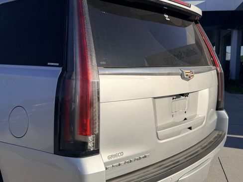 Used 2020 Cadillac Escalade Luxury image 9