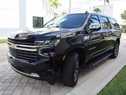 Used 2022 Chevrolet Suburban LT RWD image 2