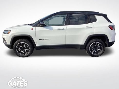 Used 2024 Jeep Compass Trailhawk AWD/4WD image 6