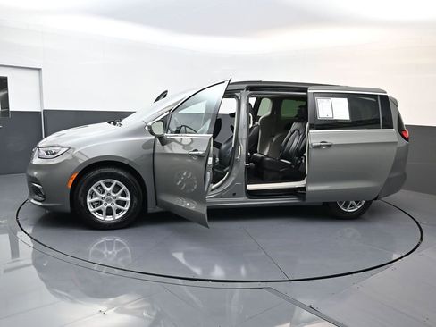 Used 2022 Chrysler Pacifica Touring-L image 36