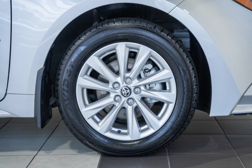 Used 2025 Toyota Corolla LE w/ LE Premium Package FWD image 12