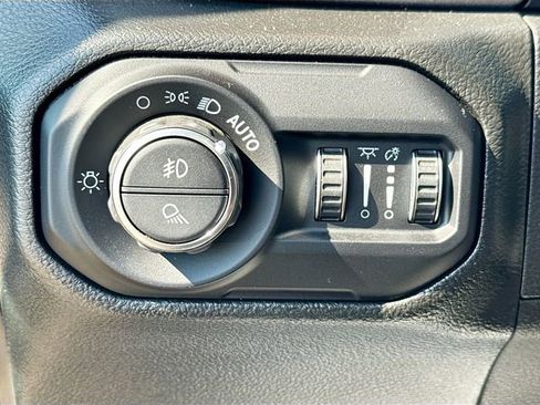 Used 2022 Jeep Gladiator Mojave w/ Cold Weather Group AWD/4WD image 13