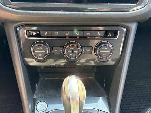 Used 2020 Volkswagen Tiguan SE image 30