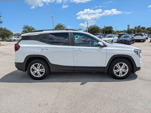 Used 2022 GMC Terrain SLE w/ Driver Convenience Package FWD image 3