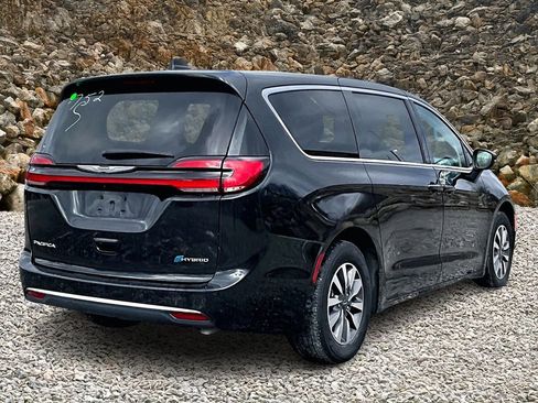 Used 2023 Chrysler Pacifica Touring-L image 2