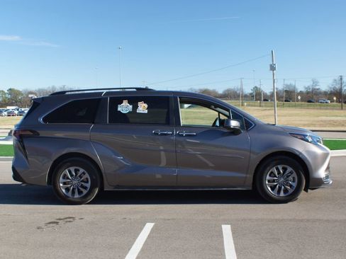 Used 2024 Toyota Sienna XLE image 21
