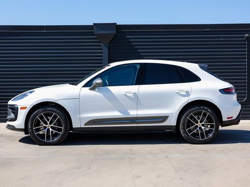 Certified 2025 Porsche Macan Turbo image 2