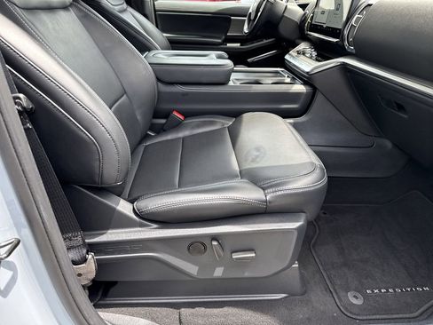 Used 2025 Ford Expedition Platinum AWD/4WD image 13