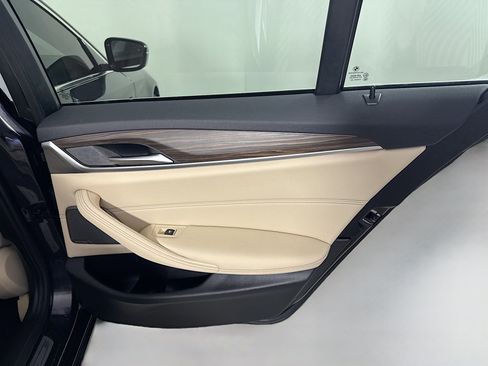 Used 2023 BMW 540i w/ Premium Package image 28