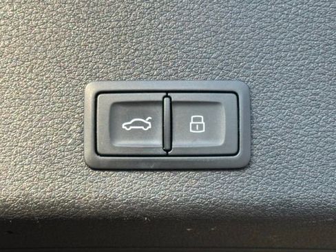Used 2019 Audi e-tron Premium Plus image 39