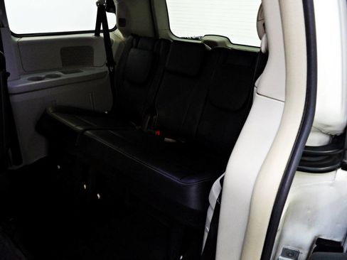 Used 2013 Chrysler Town & Country Touring FWD image 10