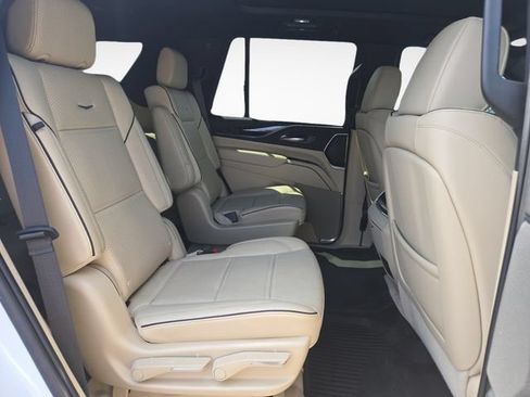Used 2023 Cadillac Escalade Premium Luxury AWD/4WD image 38