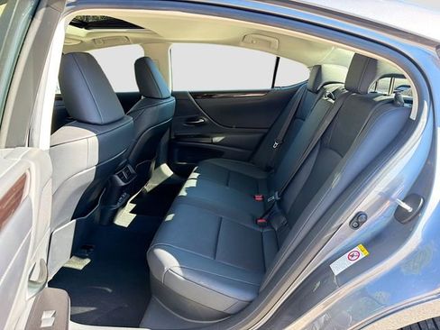 Used 2019 Lexus ES 300h w/ Premium Package image 18