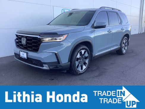 Used 2025 Honda Pilot Touring image 1