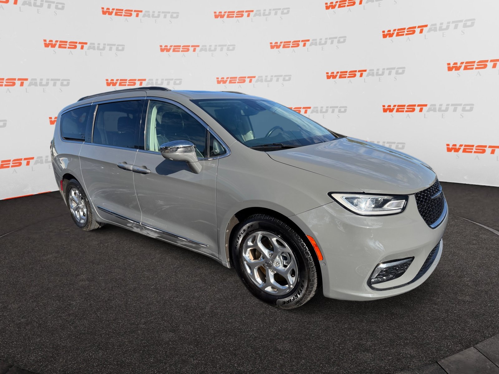 Used 2022 Chrysler Pacifica Limited FWD image 7