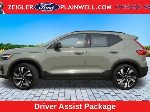 Used 2023 Volvo XC40 B5 Plus w/ Driver Assist Package AWD/4WD image 2