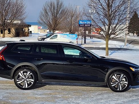 Used 2025 Volvo V60 B5 Cross Country Plus image 8