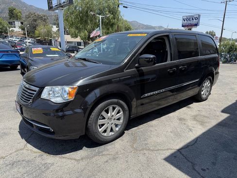 Used 2016 Chrysler Town & Country Touring image 3