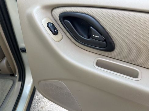 Used 2004 Ford Escape XLS FWD image 28
