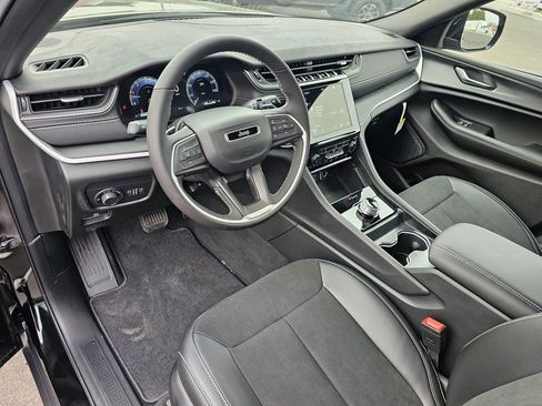 New 2025 Jeep Grand Cherokee L Altitude image 2