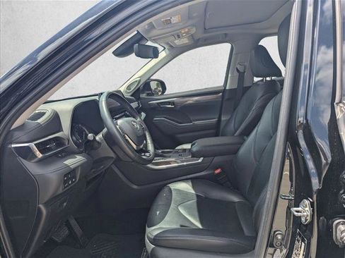 Used 2022 Toyota Highlander Limited FWD image 12