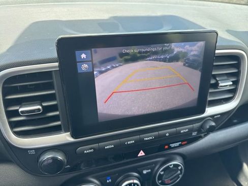 Used 2024 Hyundai Venue SE FWD image 12