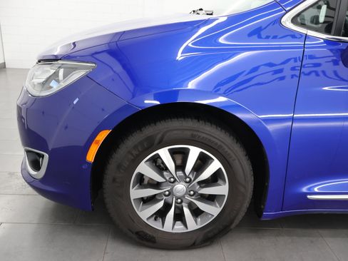 Used 2020 Chrysler Pacifica Touring-L Plus FWD image 37