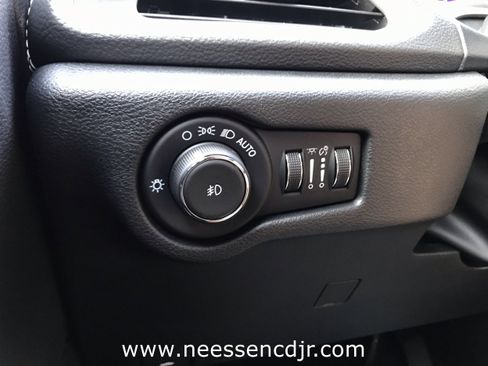 New 2025 Chrysler Pacifica Select w/ Fav Edition Package image 33