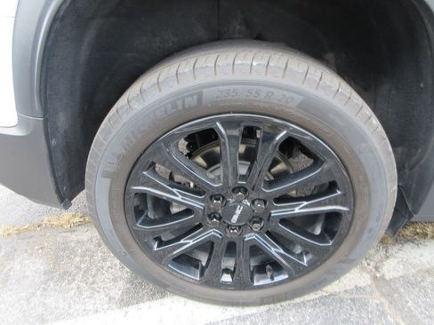 Used 2023 GMC Acadia SLE w/ Driver Convenience Package image 9