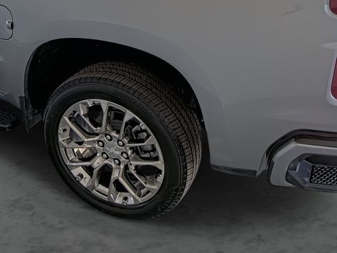 Used 2025 Chevrolet Silverado 1500 High Country w/ High Country Premium Package image 9