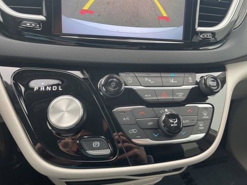 Used 2024 Chrysler Pacifica Touring-L image 25