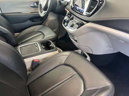 Used 2024 Chrysler Pacifica Limited FWD image 18