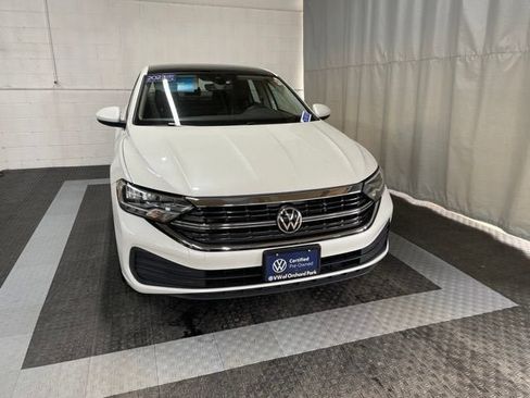 Certified 2023 Volkswagen Jetta SE w/ Panoramic Sunroof Package FWD image 2