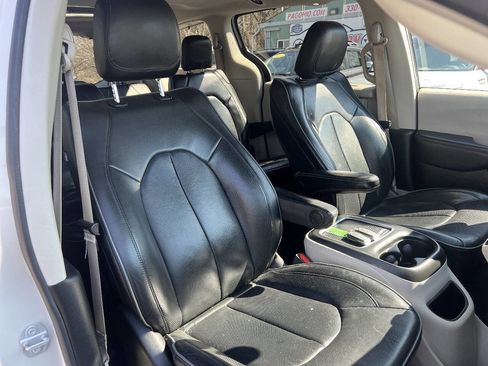 Used 2020 Chrysler Pacifica Limited image 15