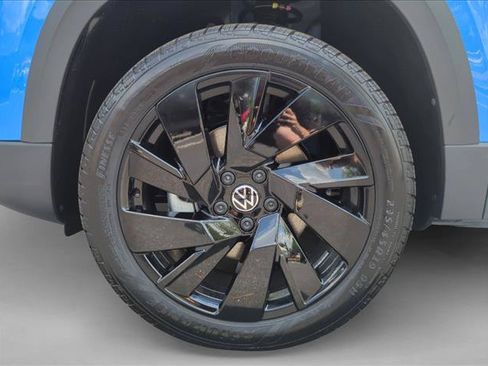 Used 2025 Volkswagen Taos SE AWD/4WD image 11